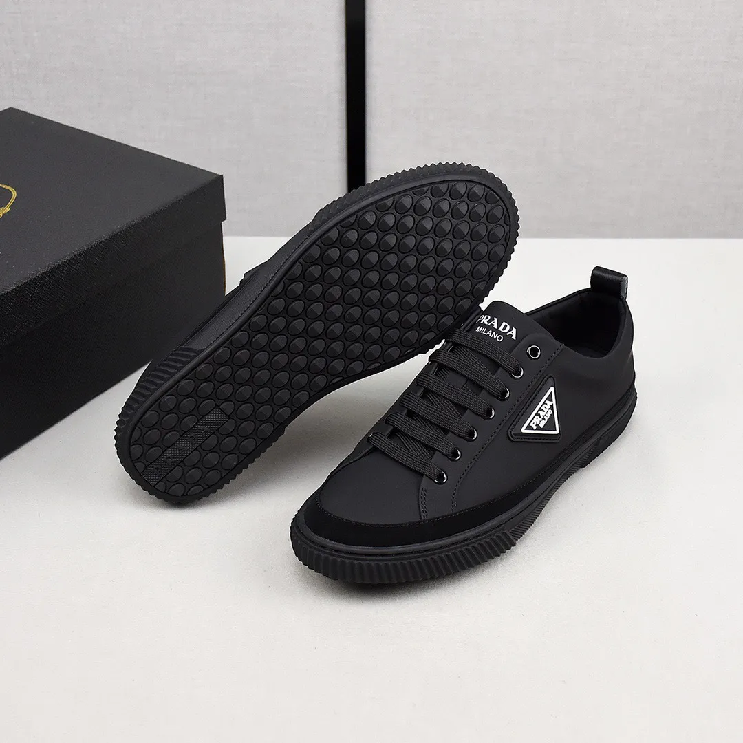 【PRADA】Men's shoes 💰400💰. Detonate the whole place! An international brand that is constantly innovating. This men's casual shoe is the original version. It is made of cowhide leather at a ratio of one to one at the store. It has leather feet and rubber non-slip outsole. It is breathable and comfortable. Quality speaks for itself. 👄38-44